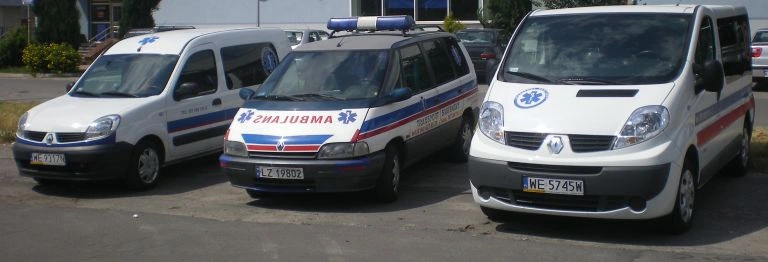 Trzy ambulanse firmy Transport sanitarny Irena Bełz