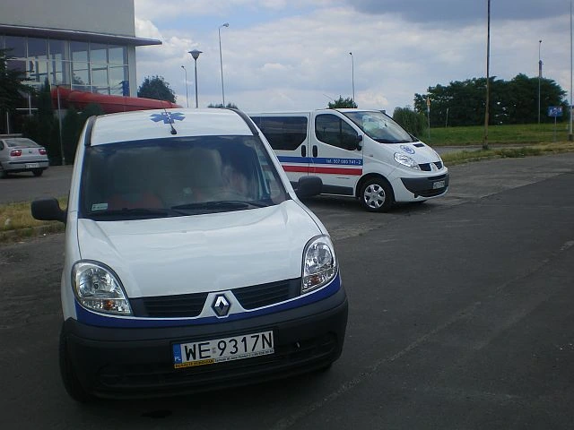 Ambulanse firmy na parkingu