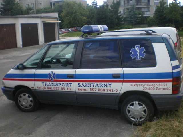 Ambulans Renault Espace widziany z boku