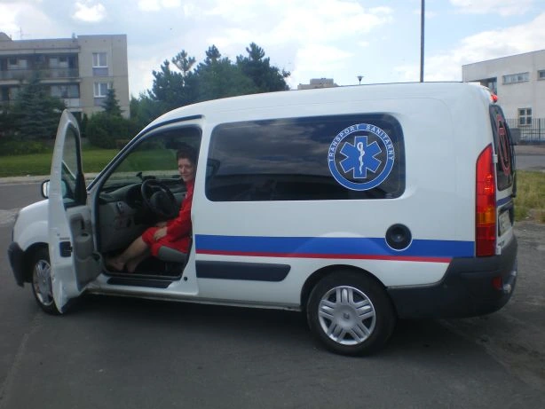 Renault Kangoo przystosowany do transportu sanitarnego